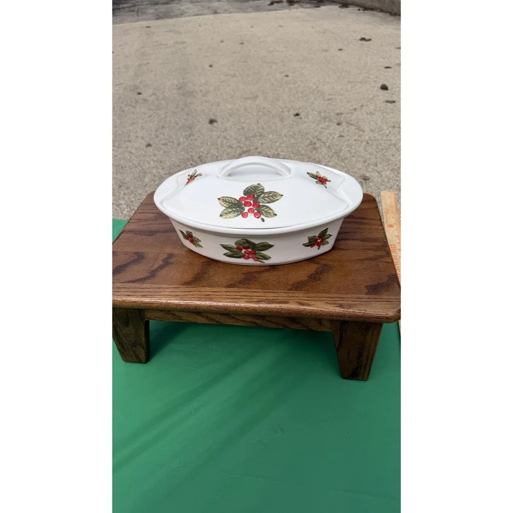 Temp-tations Oval‎ Casserole Dish w/ Lid Holly Berry Presentable Ovenware
